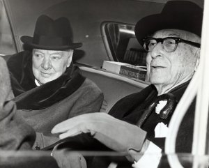 746px-Winston_Churchill_and_Bernard_Baruch_talk_in_car_in_front_of_Baruch's_home,_14_April_1961